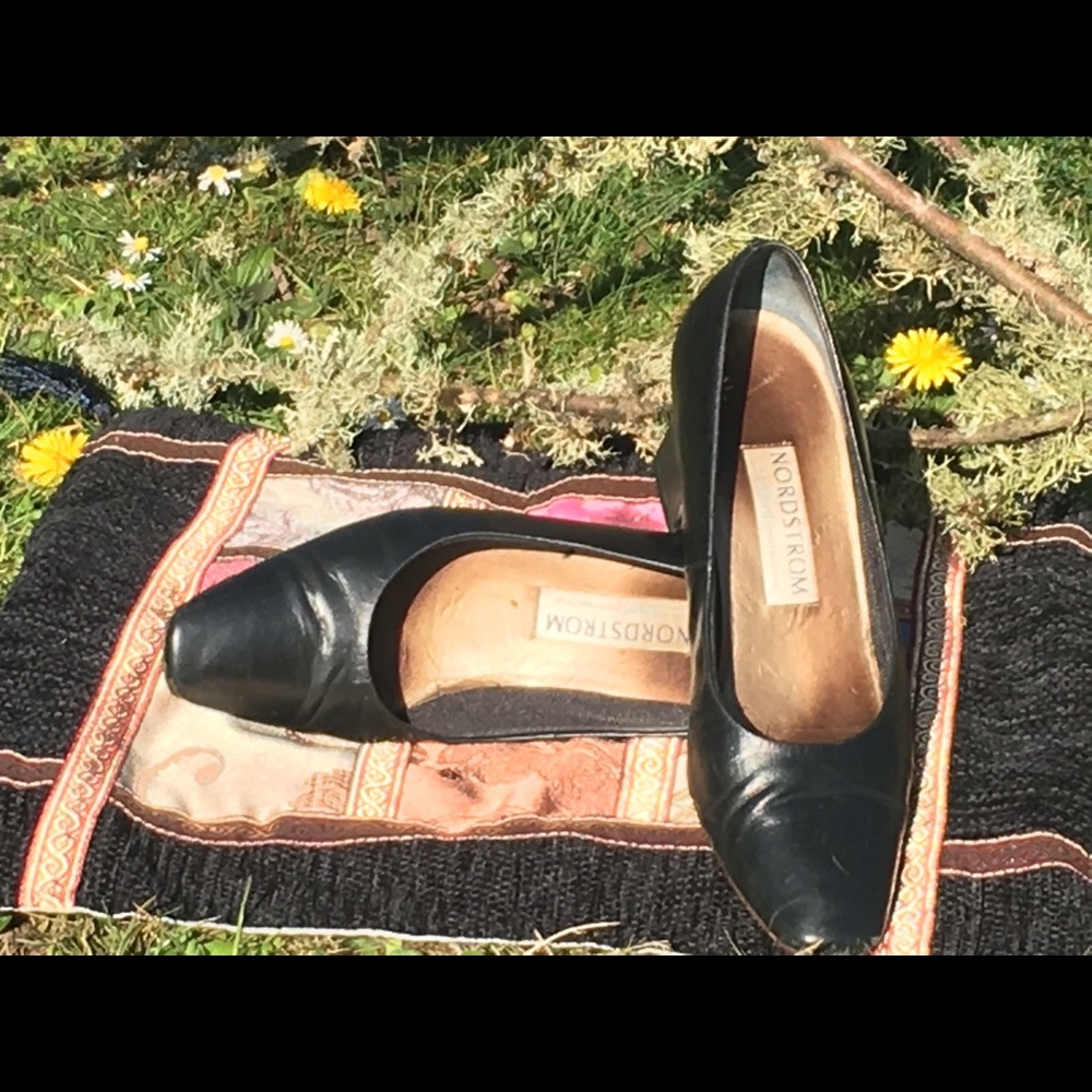 Nordstrom black heel pumps!! 🖤